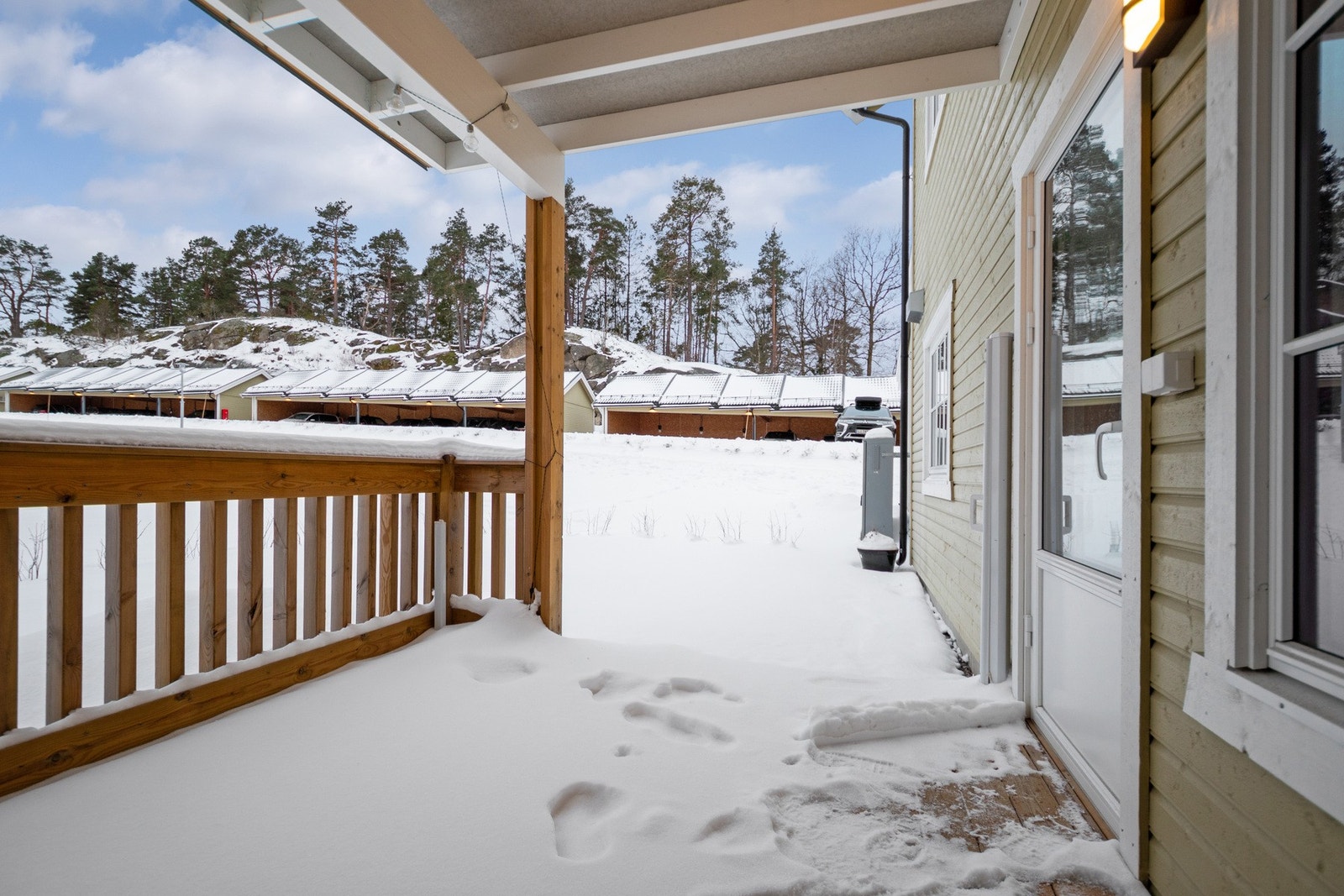 Man flytter seg enkelt etter solen, og uteplassene har et samlet areal på ca. 20 kvm Galleribilde