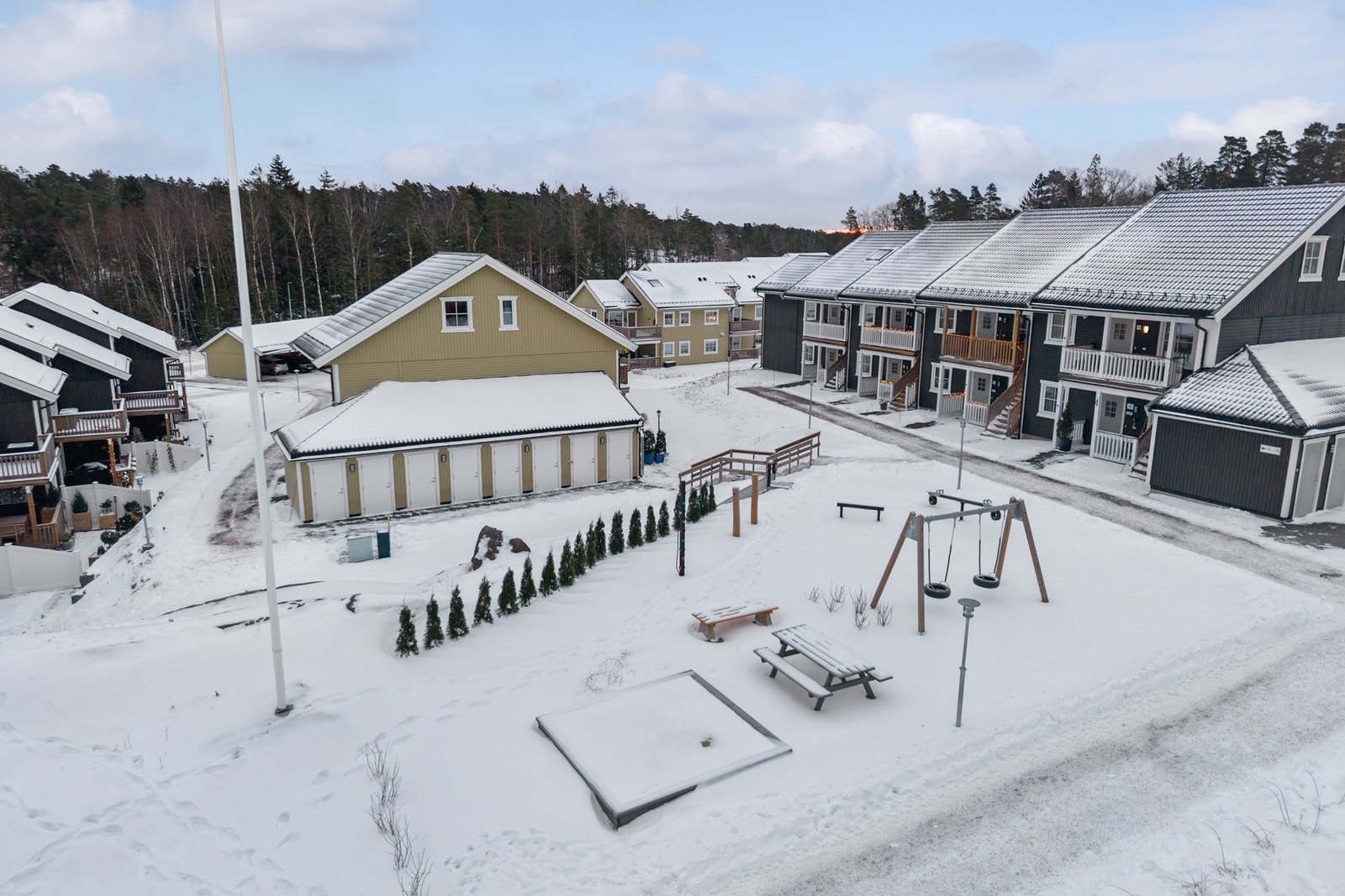 Sameiet har et koselig fellesareal, opparbeidet med gressplener, sittegrupper og lekeapparater til glede for de minste Galleribilde