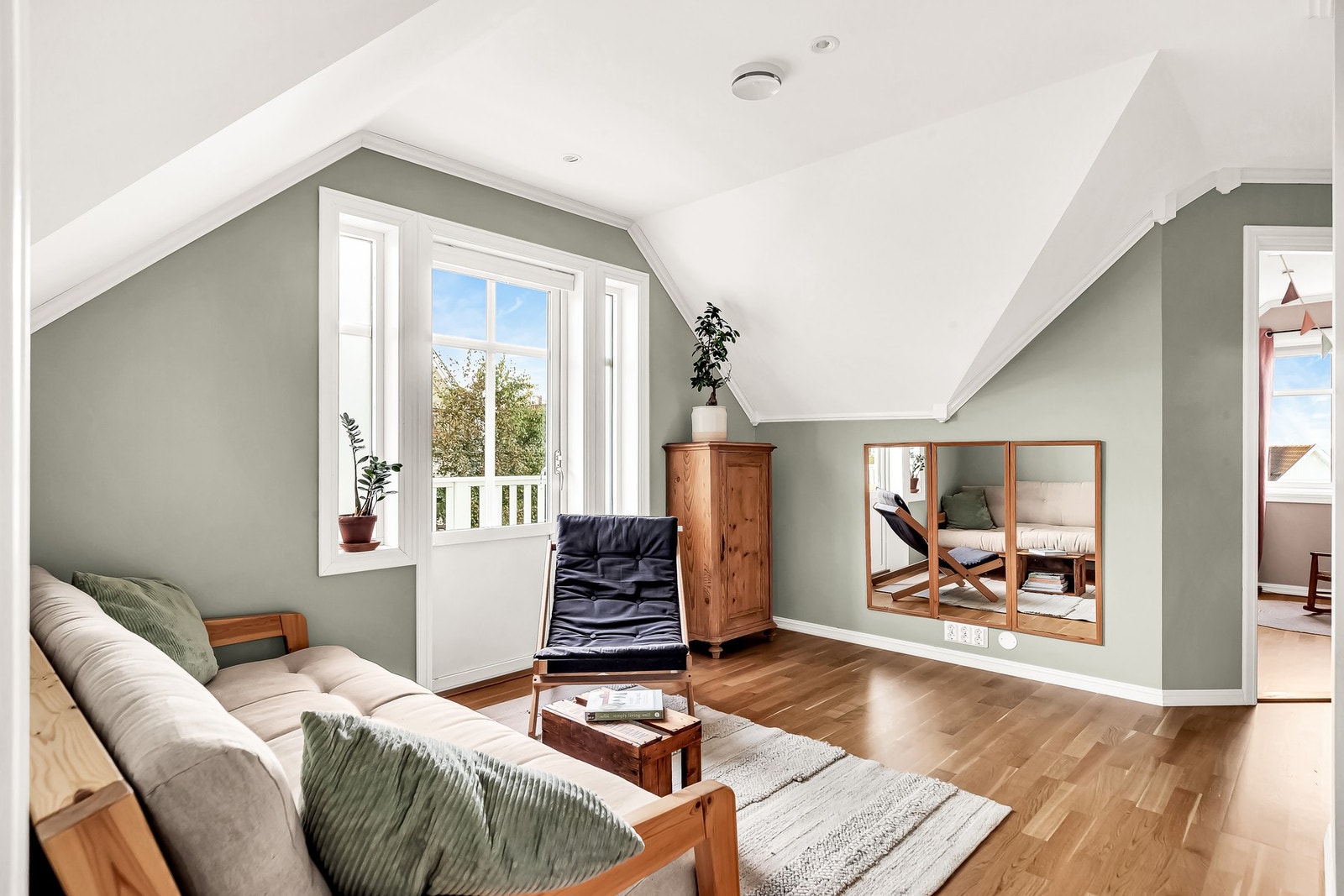 Fra loftstuen har man utgang til en liten luftebalkong Galleribilde