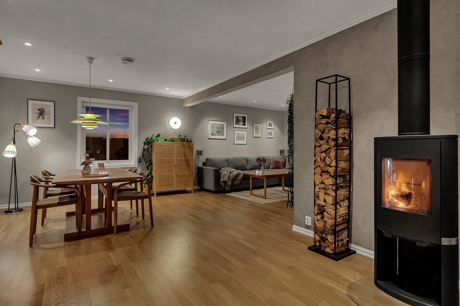 Peisovn i stuen gir en lun atmosfære på kjølige dager Galleribilde