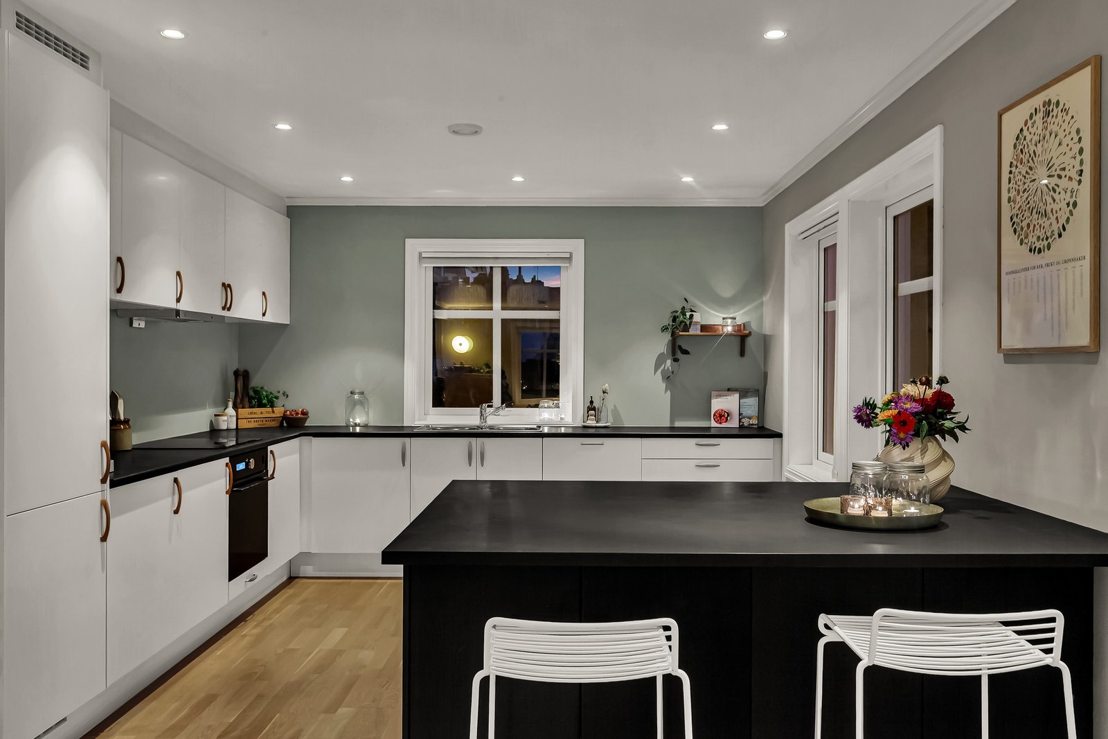 På kjøkkenet finnes en praktisk kjøkkenøy med frokostplass i barløsning Galleribilde