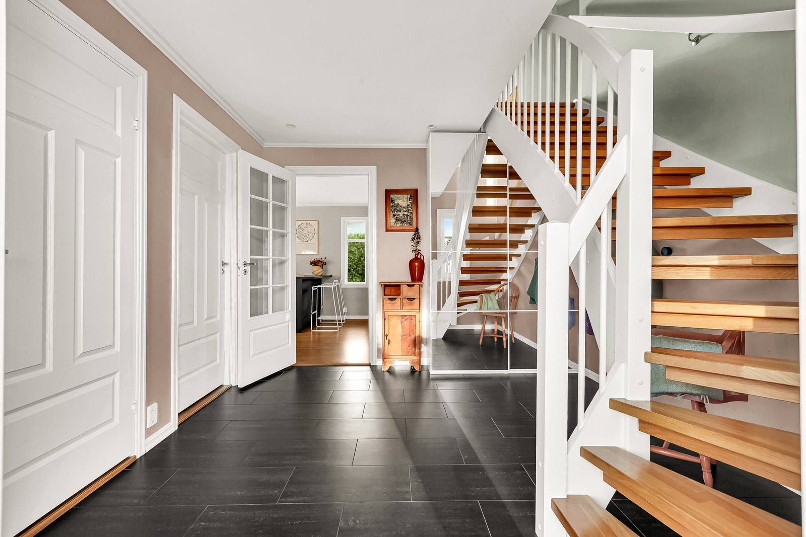 Gangen har godt med oppbevaringsplass for yttertøy i garderobeskap Galleribilde