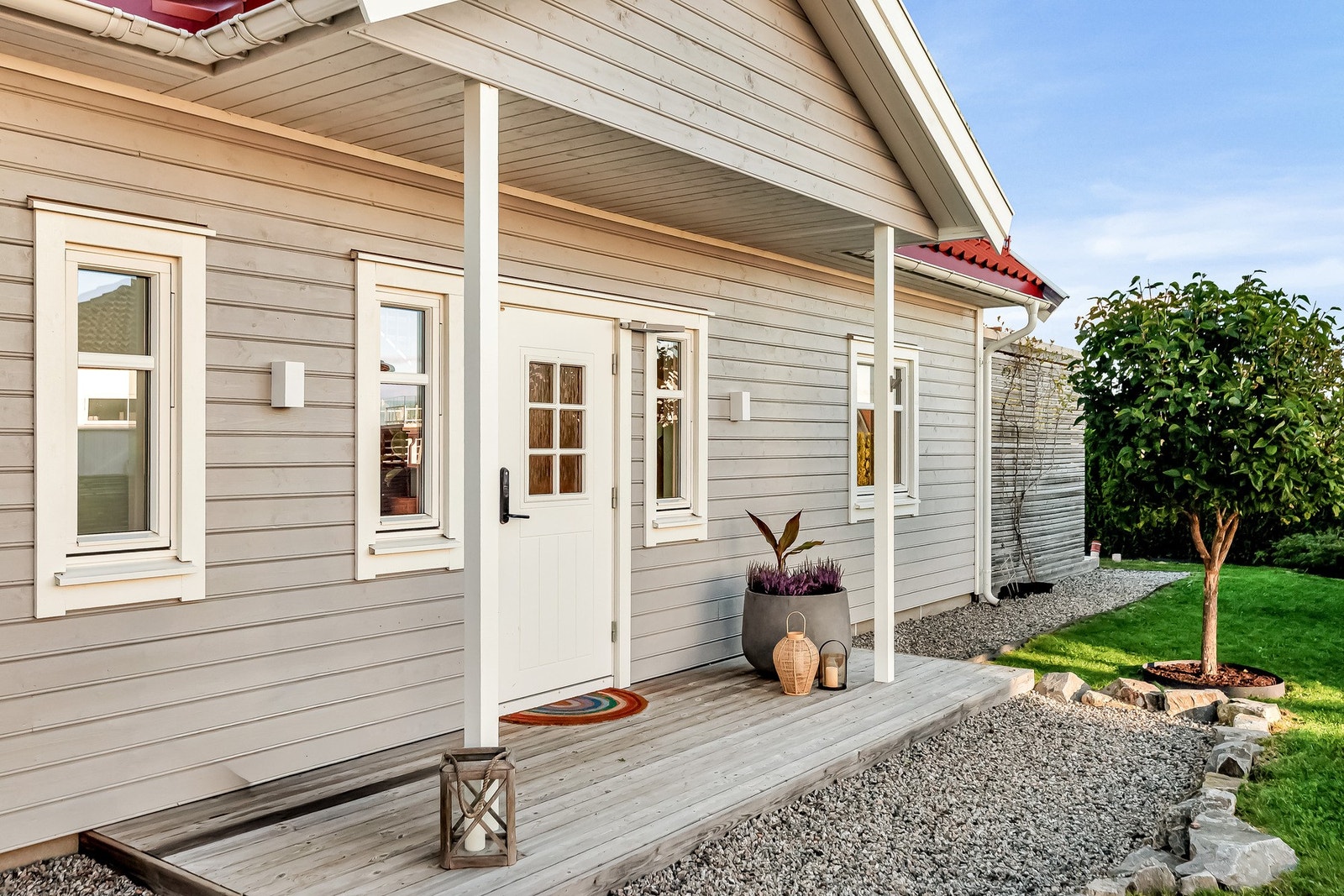 Pent overbygd inngangsparti samt kodelåssystem på inngangsdøren for en enkel nøkkelfri hverdag Galleribilde