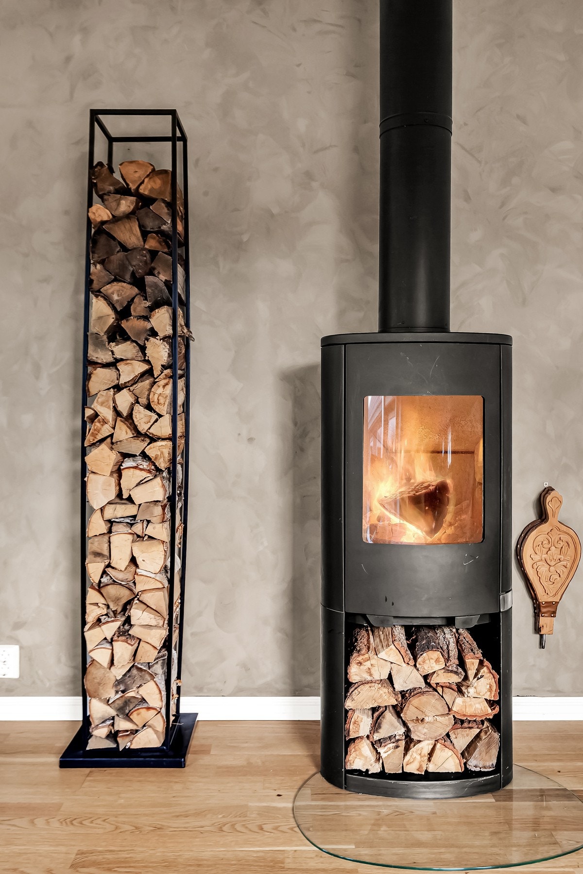 Lukket peisovn som gir godt med varme på kalde vinterkvelder Galleribilde