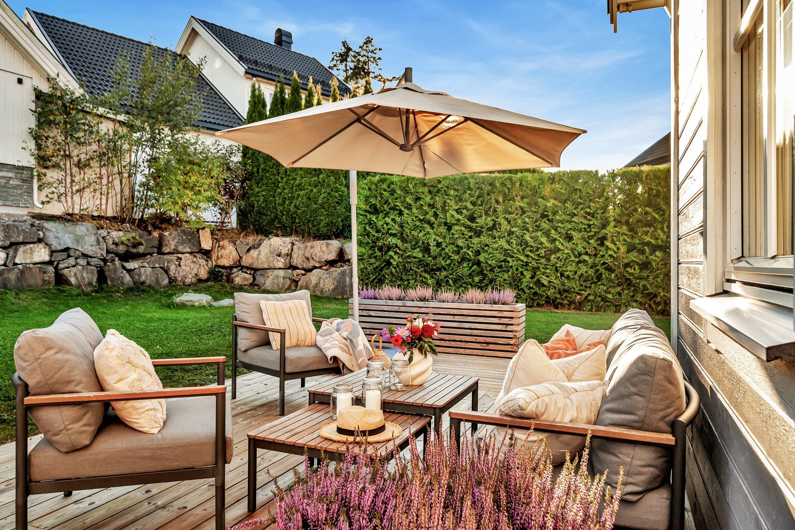 Boligen har uteplasser på begge sider av huset som gjør at man kan følge solen hele dagen Galleribilde