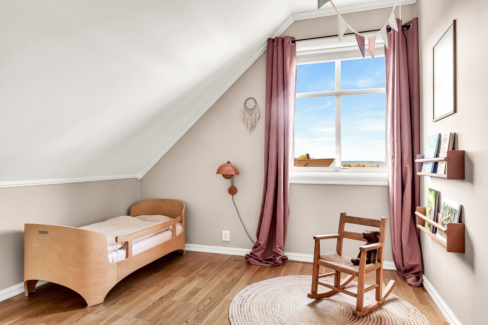 Soverom 2 holder også en god størrelse og passer perfekt som barnerom Galleribilde
