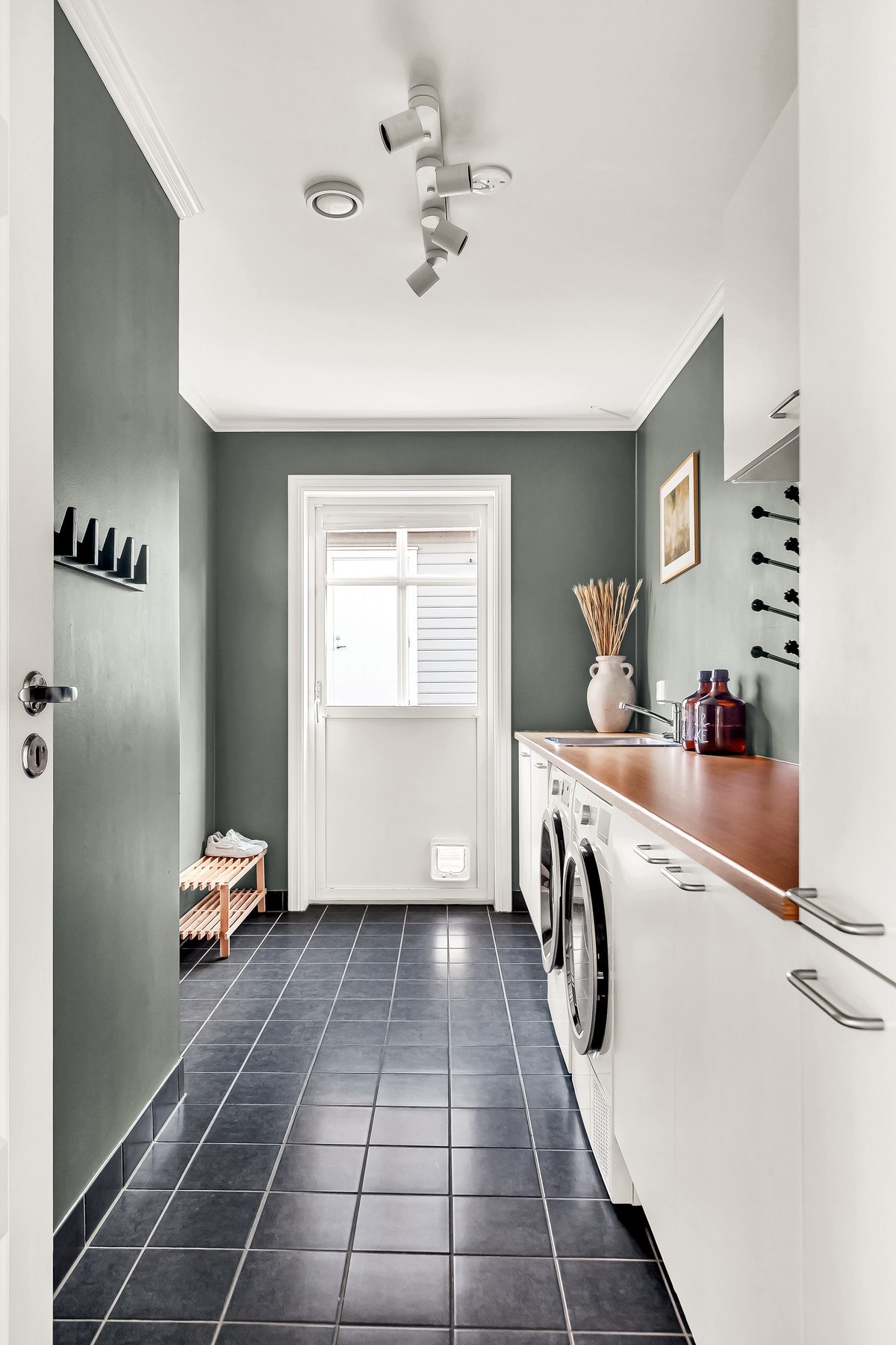 Delikat separat vaskerom med innredning samt egen utgang Galleribilde