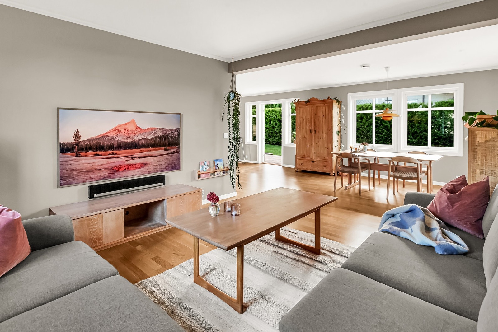 God plass til sofa med tilhørende møblement Galleribilde