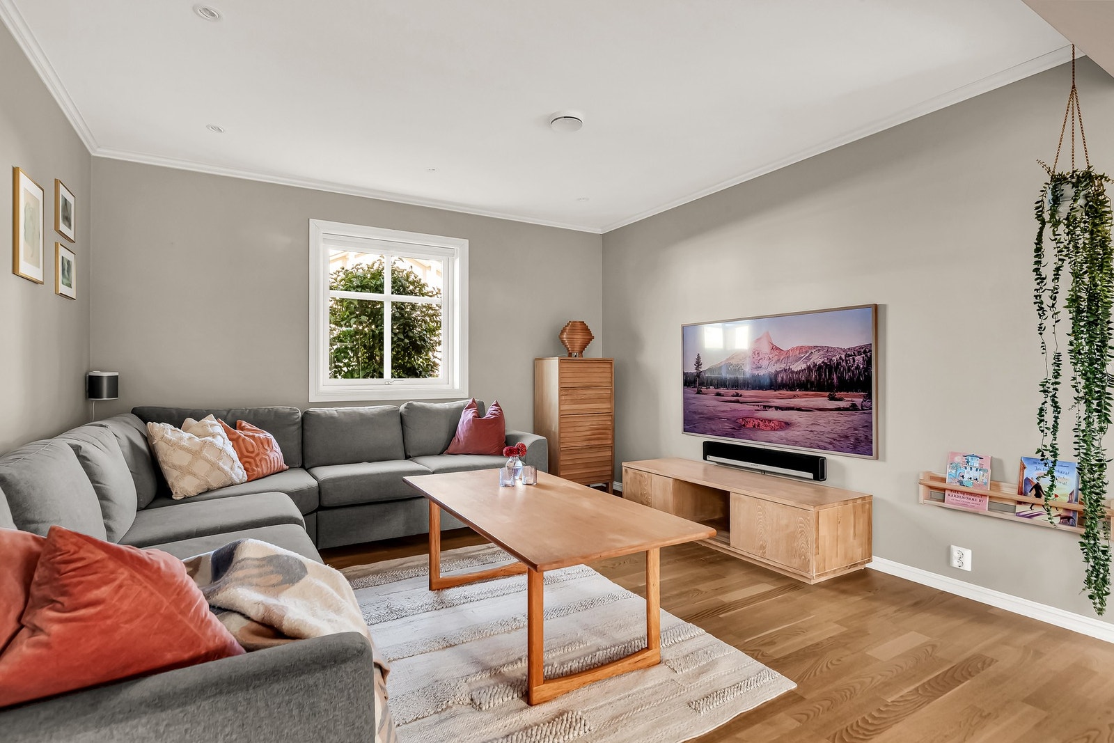 Stuen har flere soner, noe som gir deg mangel møbleringsmuligheter Galleribilde