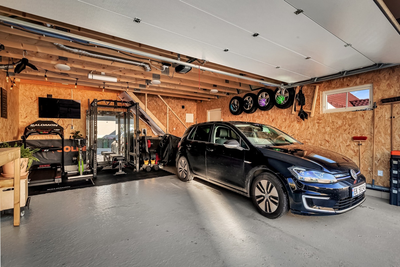 Her er det god plass til 2 biler. Trappen bak tar deg opp til hemsen Galleribilde