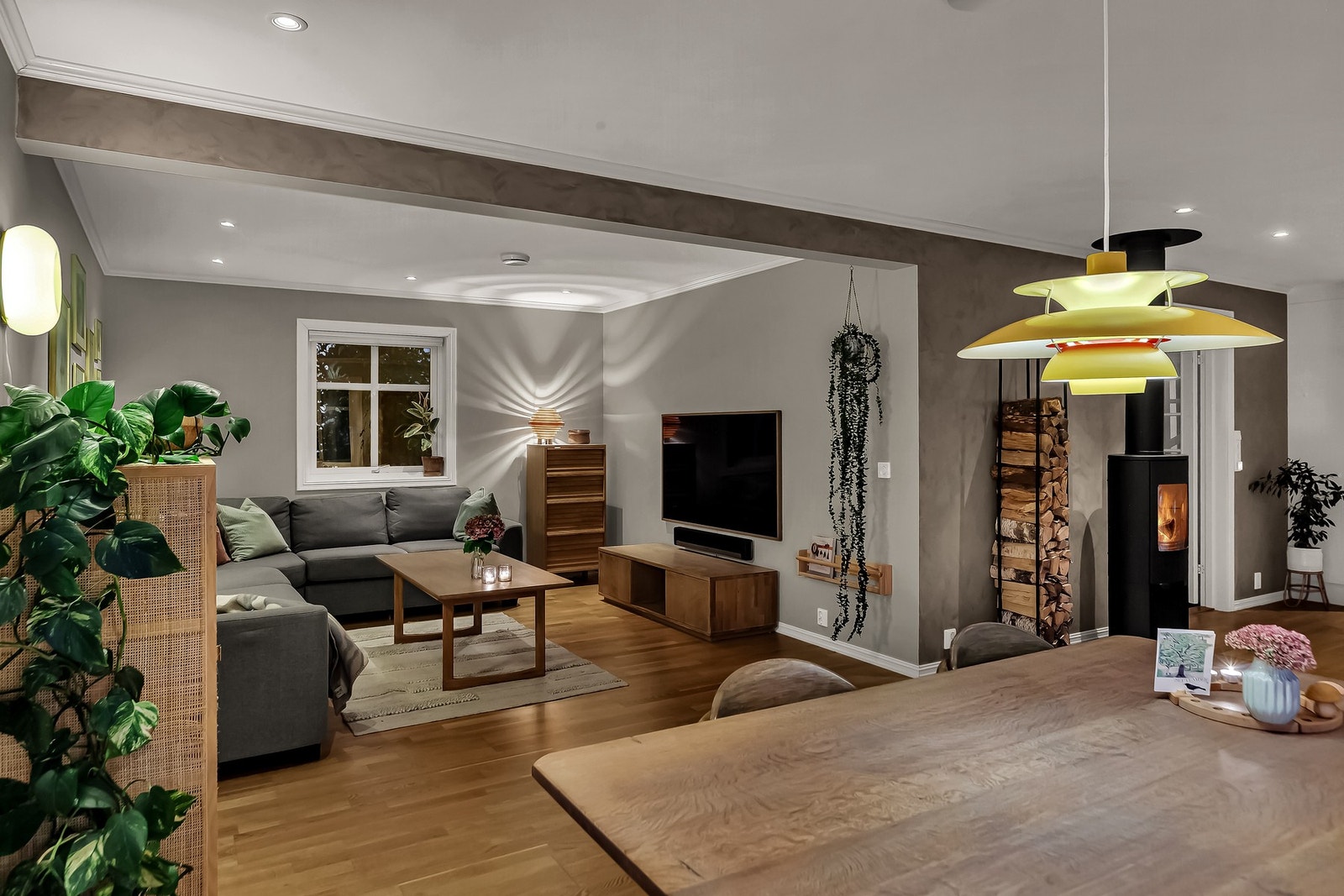 Romslig stue med mye vindusflater som gir rommet mye naturlig lys Galleribilde