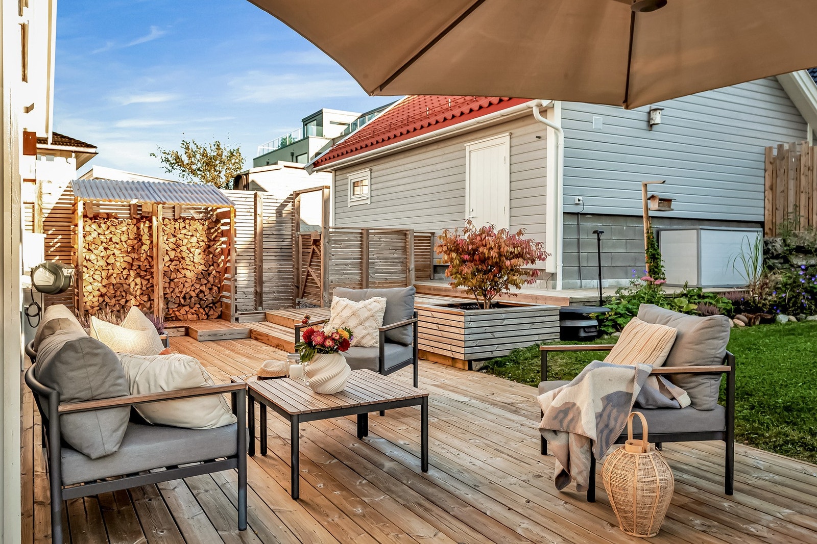 De mange uteplassene gjør at man kan følge solen fra tidlig morgen til sen kveld Galleribilde