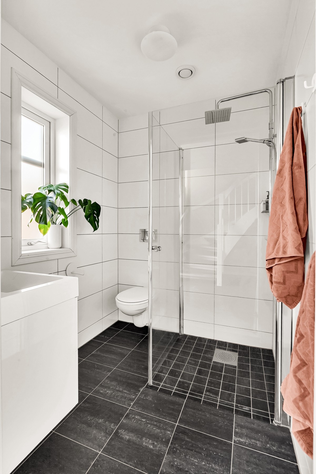 I boligens 1. etasje finnes også et lyst og pent bad Galleribilde