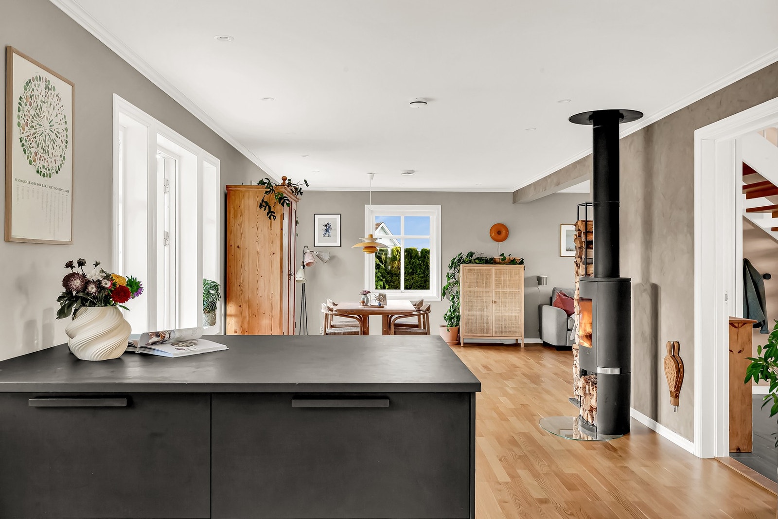 Kjøkkenet er i en naturlig forlengelse av spisestuen Galleribilde