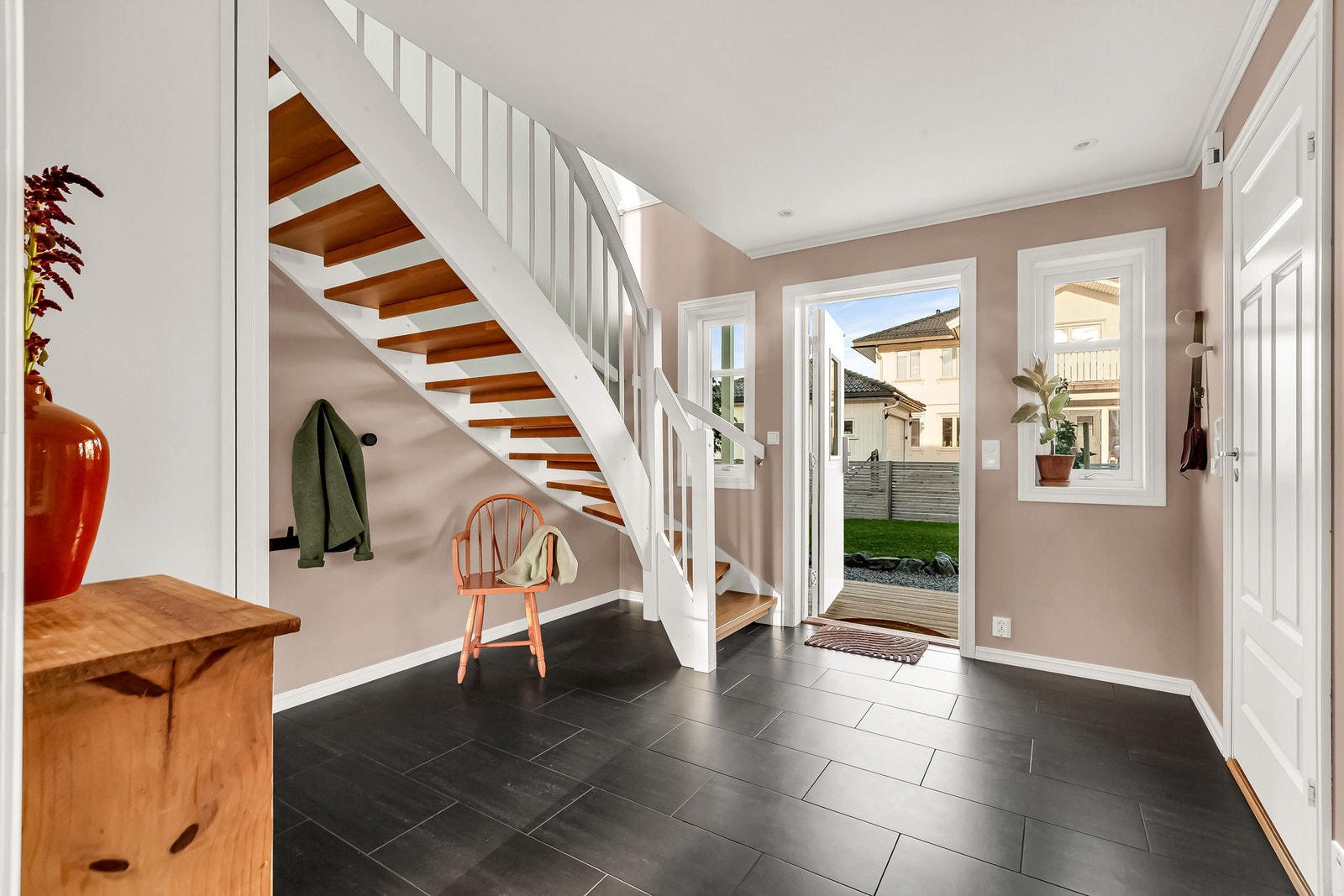 Velkommen inn - Praktisk flislagt entré med varme i gulvet Galleribilde