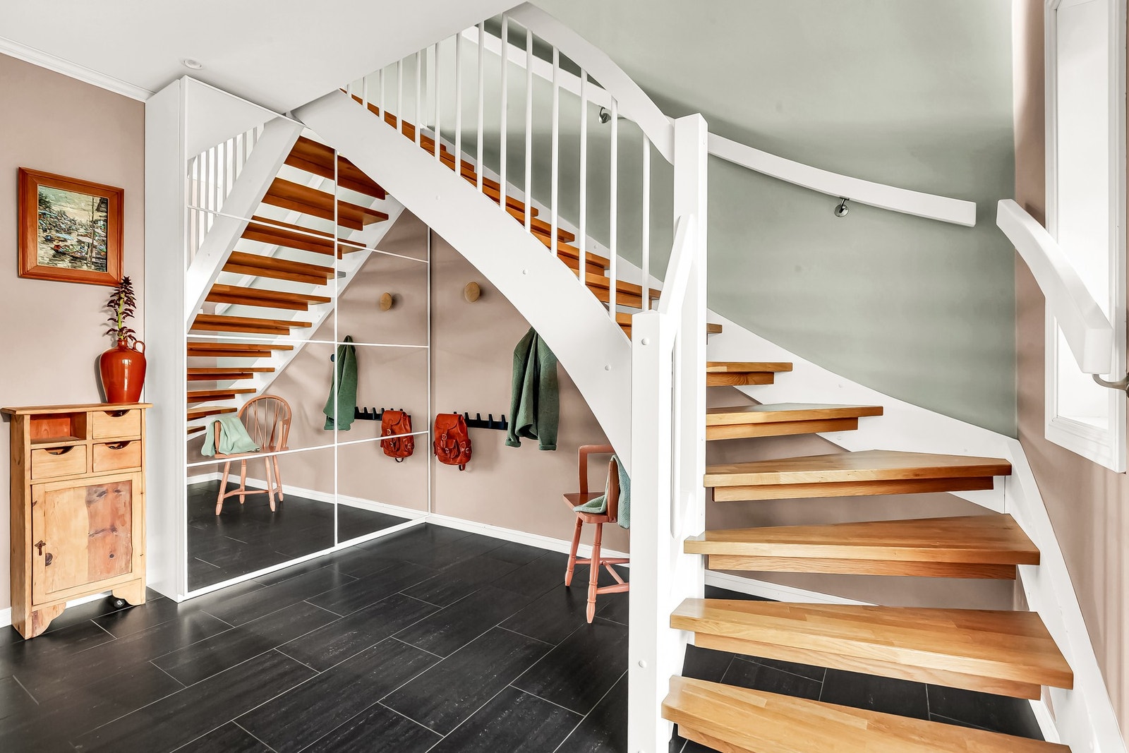 God og bred trapp som tar deg opp til boligens 2.etasje Galleribilde