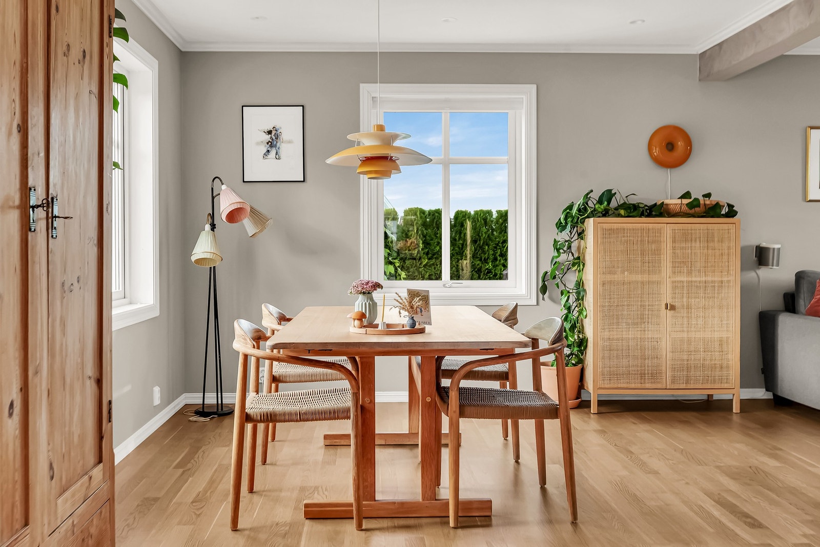 I spisestuen er det god plass til å dekke langbord i sosiale anledninger Galleribilde