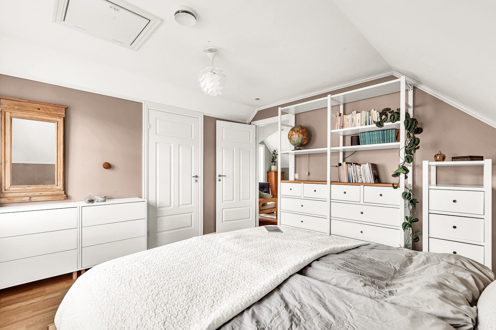 Soverommet har godt med plass for oppbevaring Galleribilde