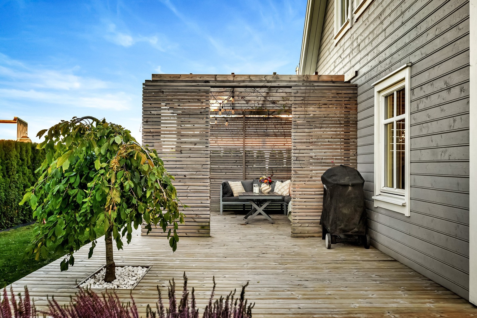 Skjermet og fin uteplass av god størrelse som fint gir plass til en utesalong Galleribilde