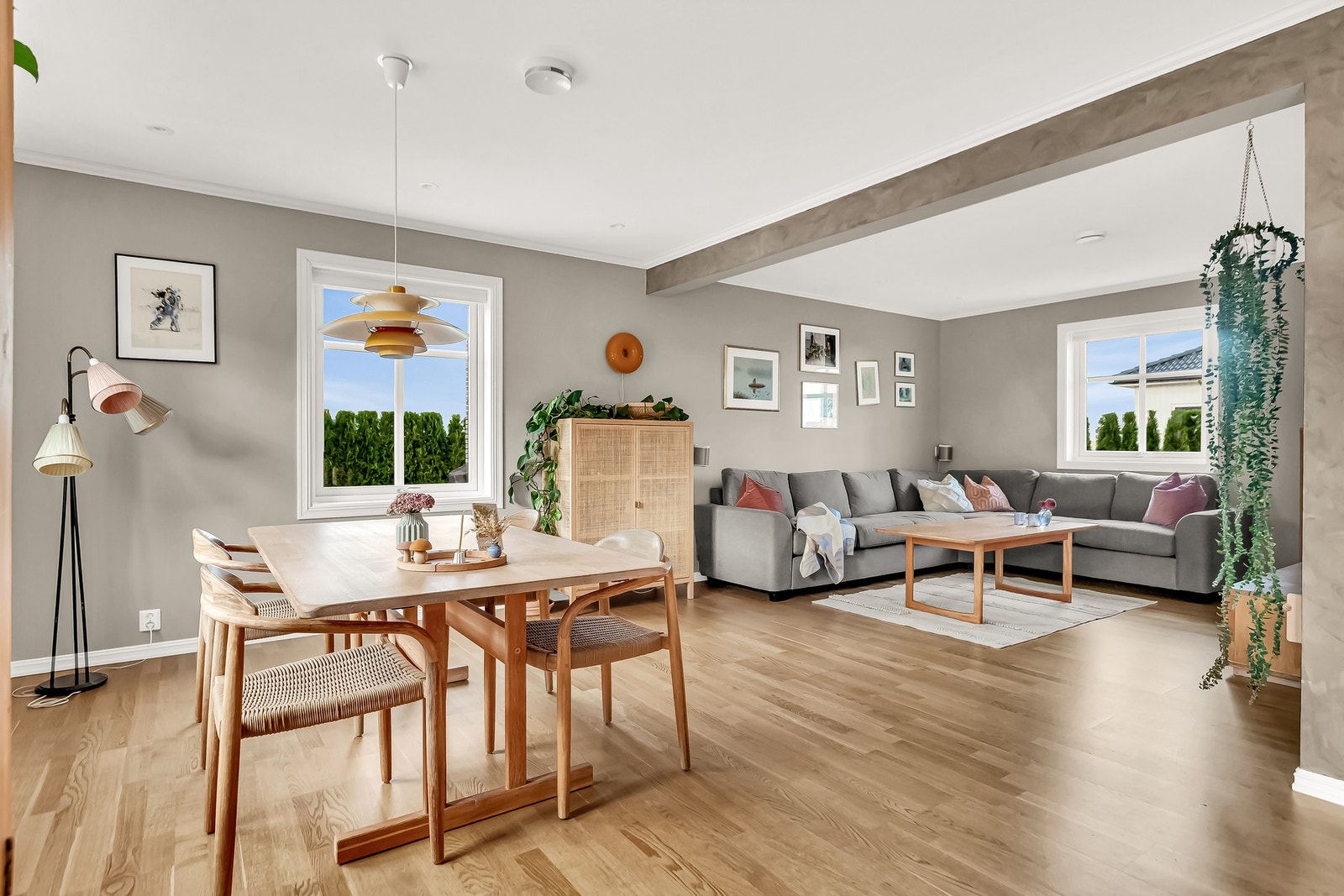 I hele stuen er det downlights i himlingen som gir rommet godt med lys Galleribilde