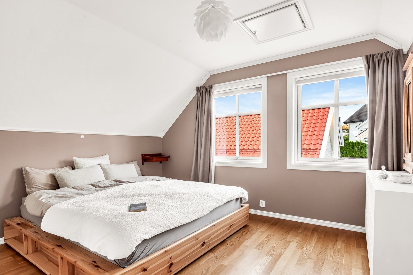 Hovedsoverommet er romslig og gir god plass til dobbeltseng med tilhørende nattbord Galleribilde