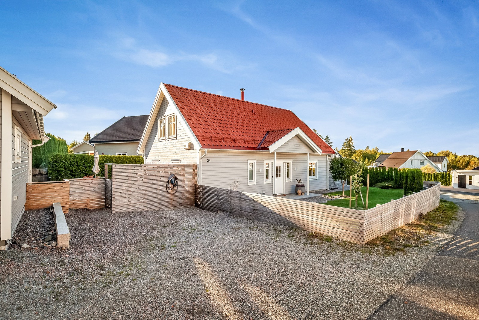 Stor gårdsplass og god plass for parkering. El-billader Galleribilde