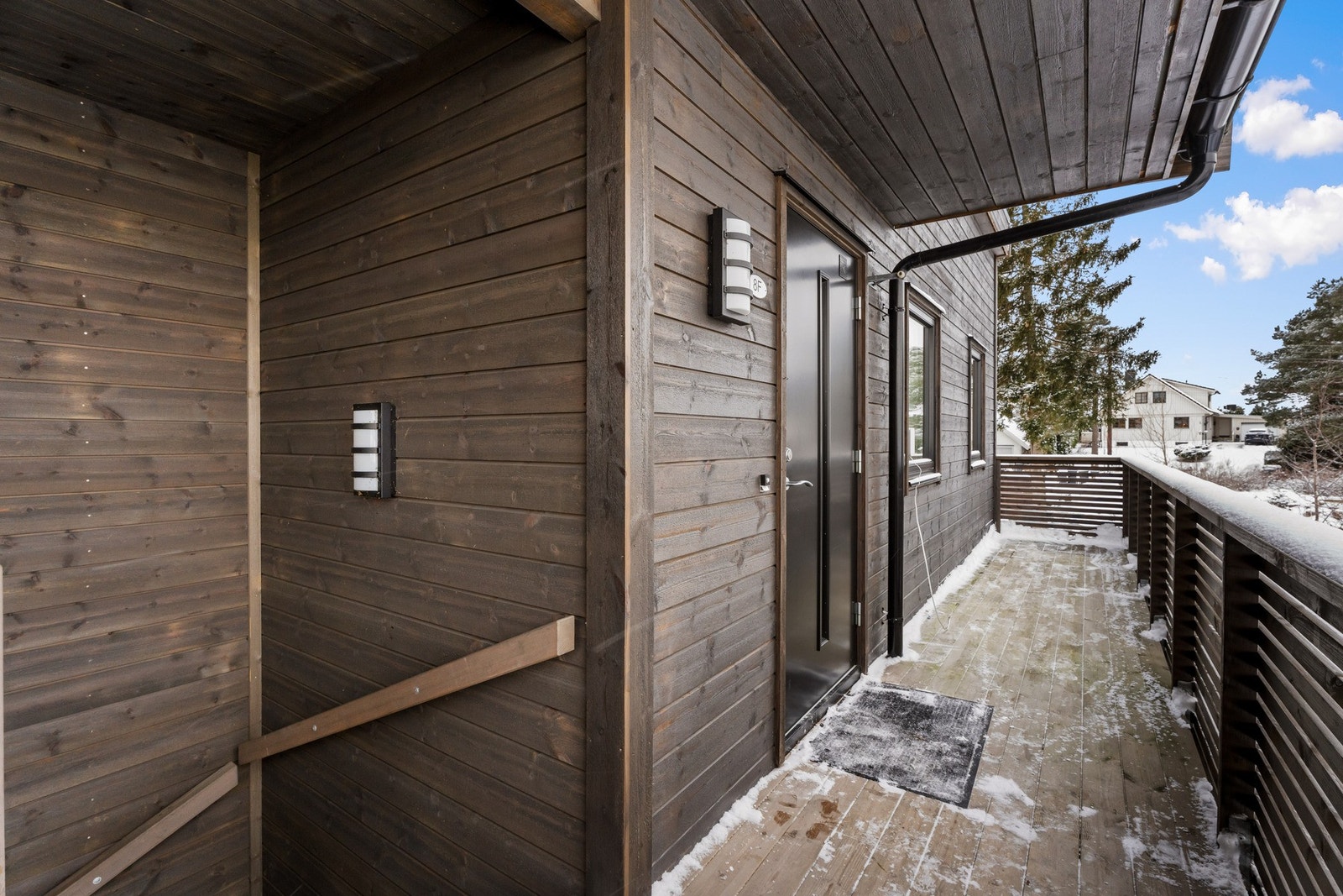 Inngangsparti med takoverbygg i 2. etasje. Galleribilde