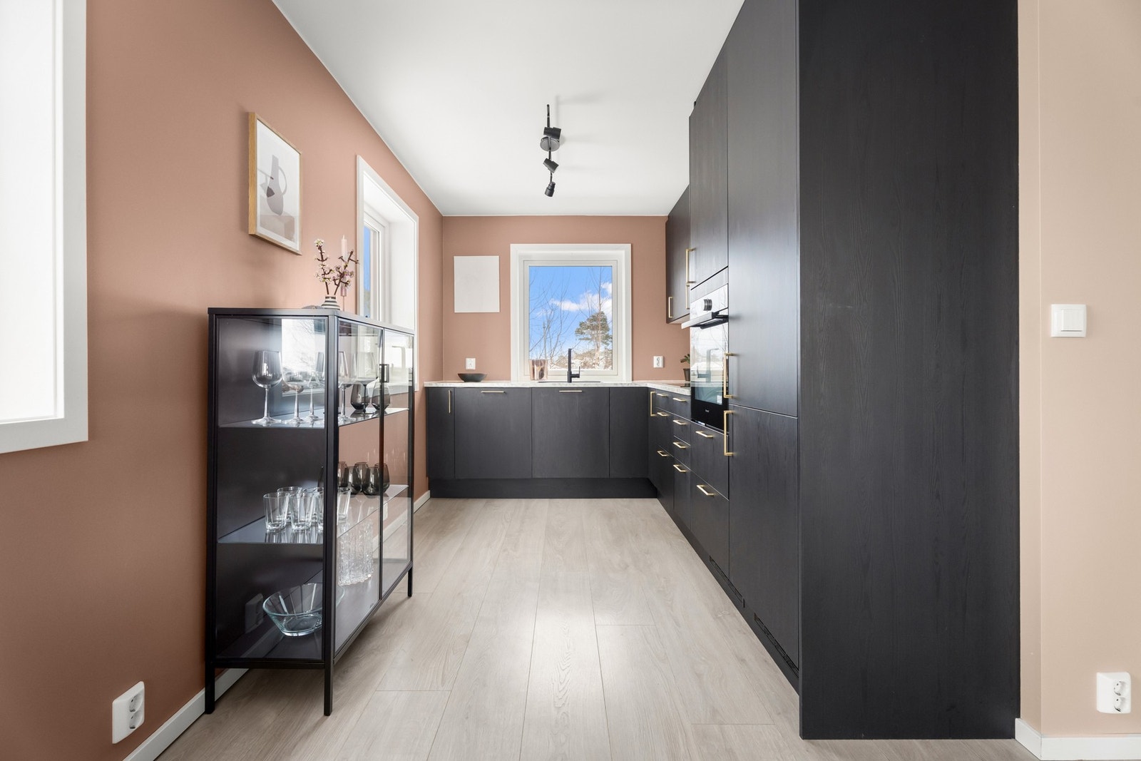 Pent, romslig kjøkken med lys benkeplate som gir god arbeidsplass. Galleribilde