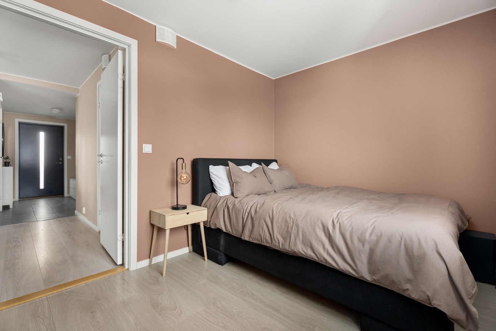 Hovedsoverom på 9,4 kvm med moderne laminatgulv og slette vegger. Galleribilde