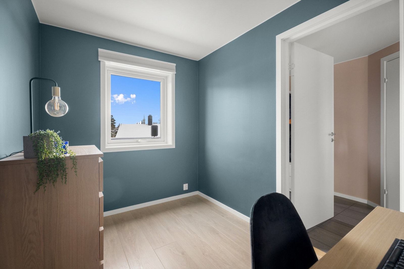 Lyst soverom ved entré på 6,6 kvadratmeter. Galleribilde