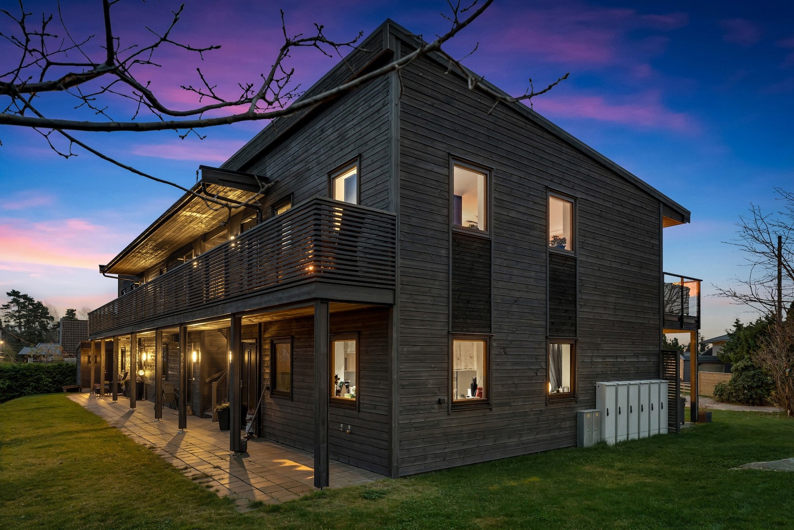 Felles tomt med plenareal og varierende beplantning. Galleribilde