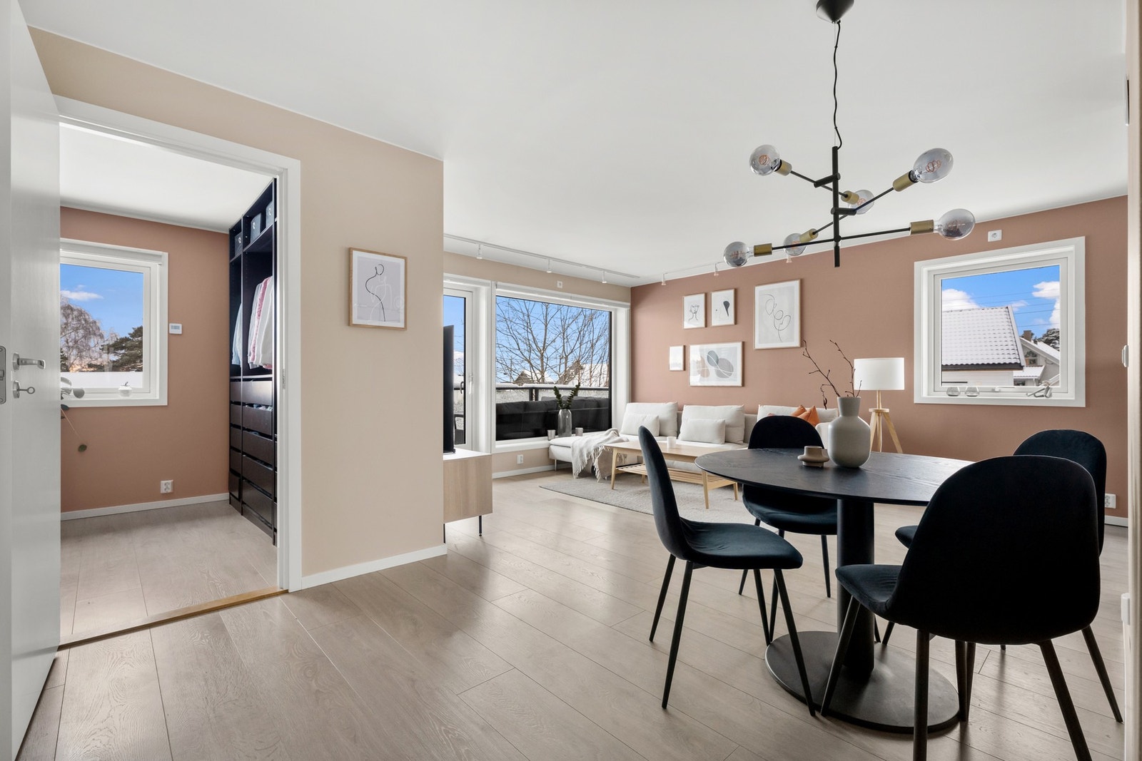 Her kan du enkelt organisere ulike soner for TV-krok, spiseplass eller en lesekrok. Galleribilde