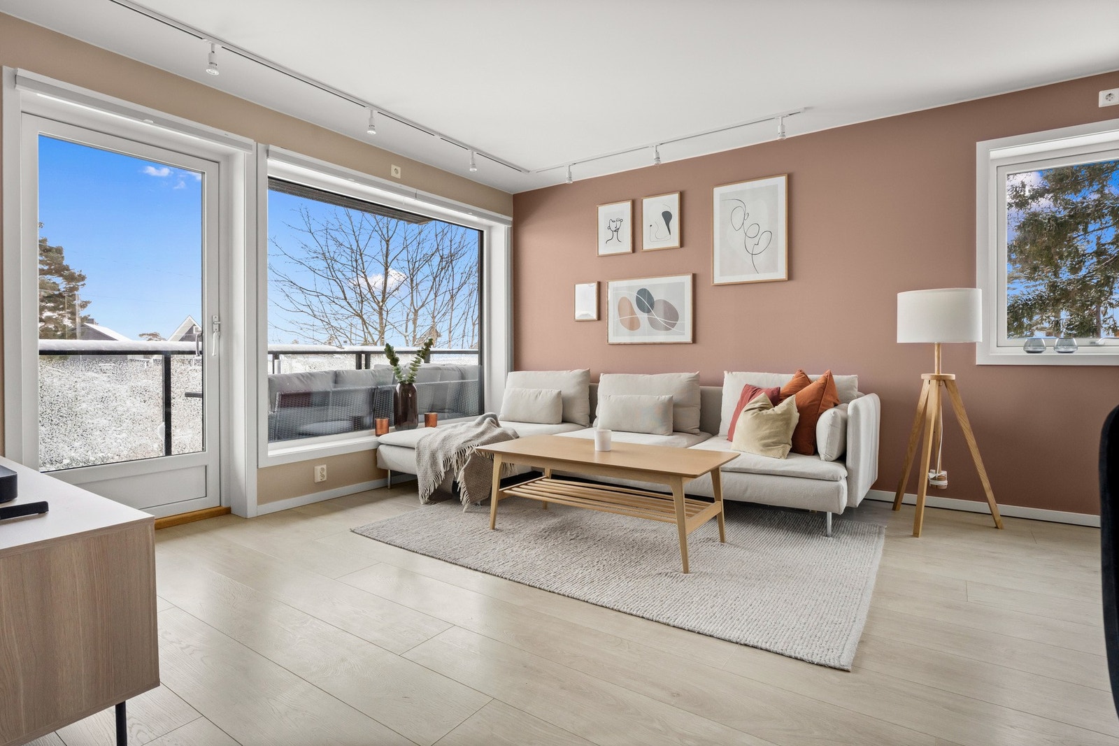 Plasseringen av vinduer sikrer god naturlig belysning. Galleribilde