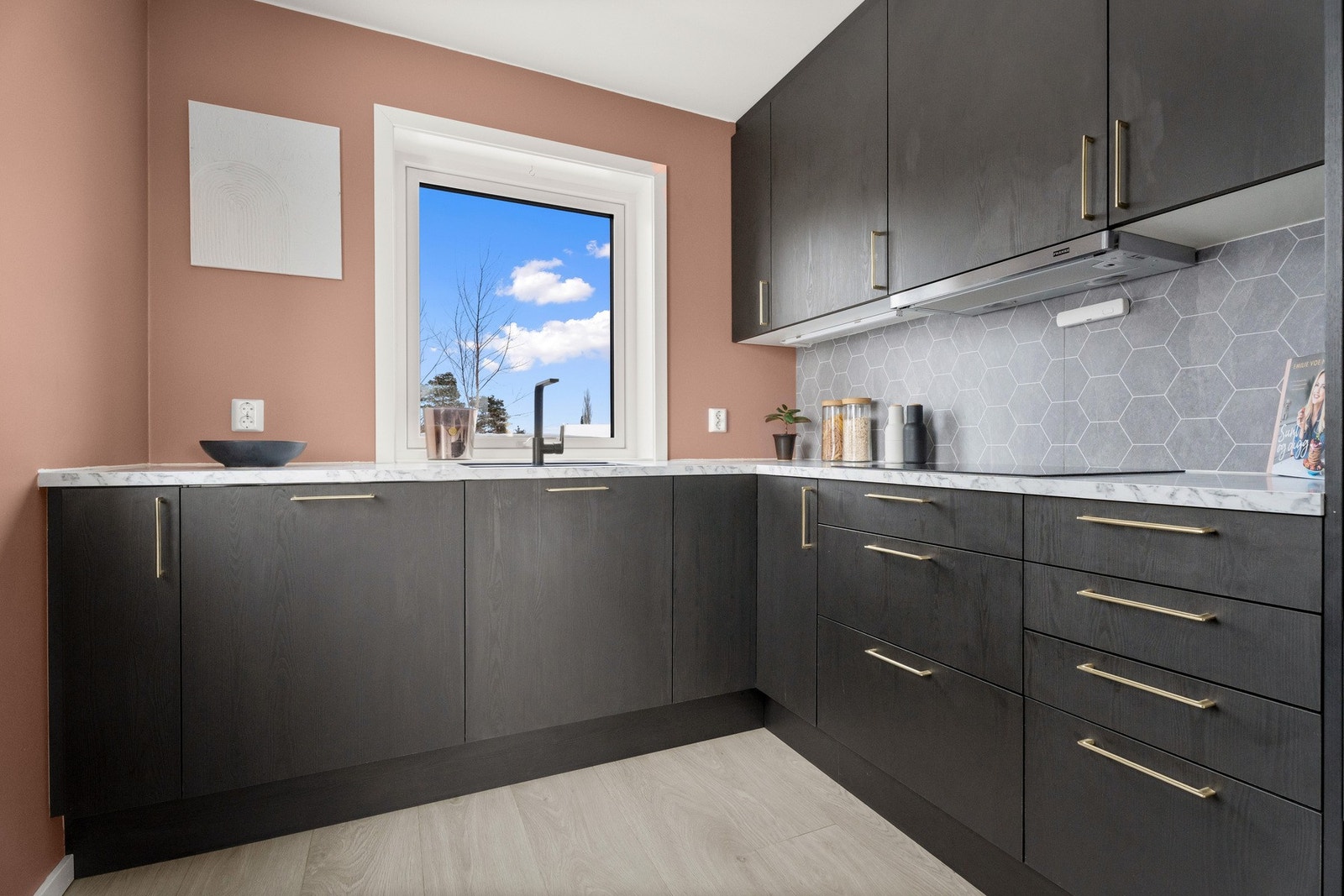 Kjøkkenet er også utstyrt med integrerte hvitevarer, inkludert kjøleskap, fryser, komfyr, koketopp og oppvaskmaskin. Galleribilde