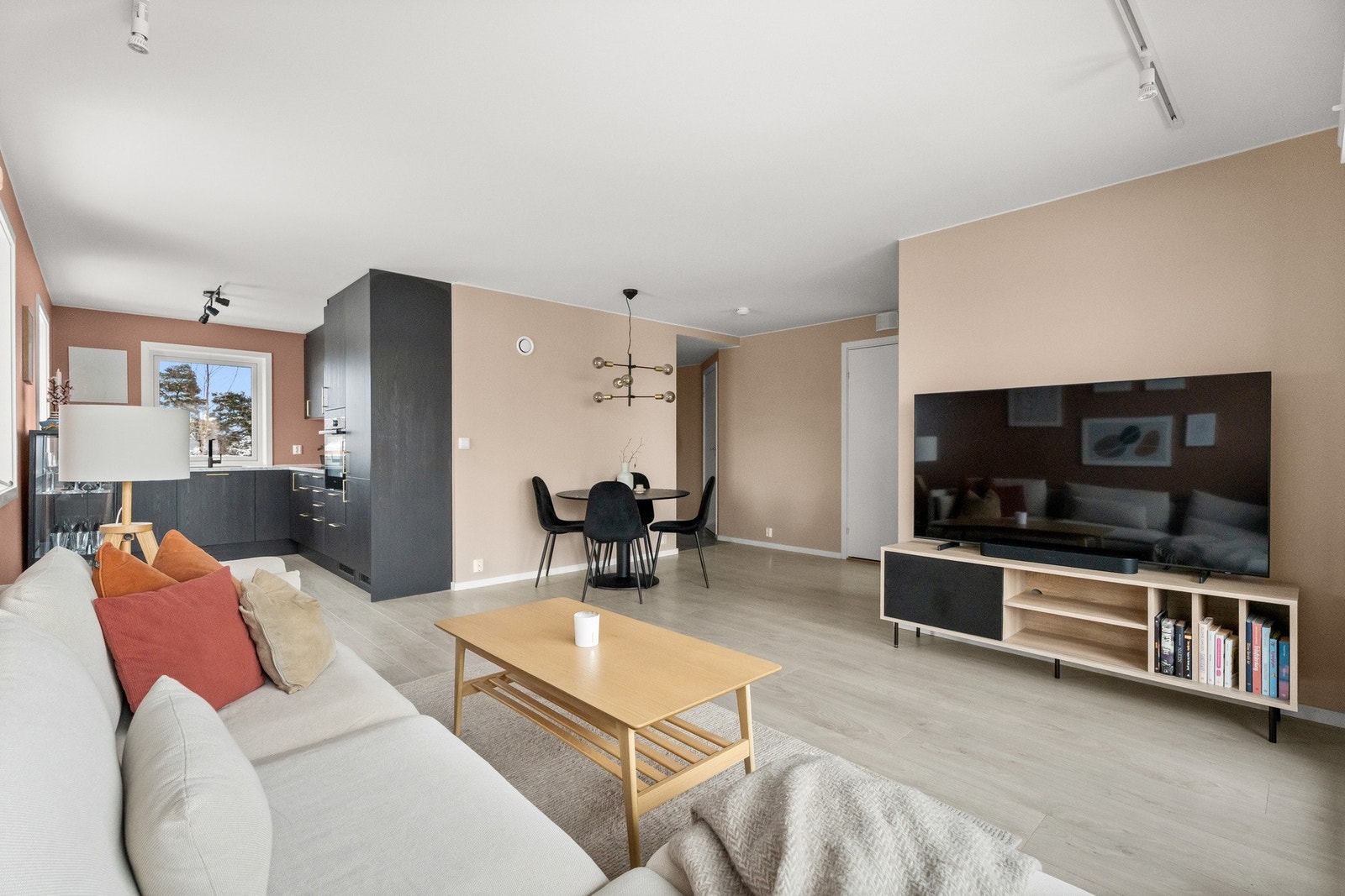 Stuen på 30,9 kvadratmeter gir deg et romslig og fleksibelt område for dagliglivet. Galleribilde