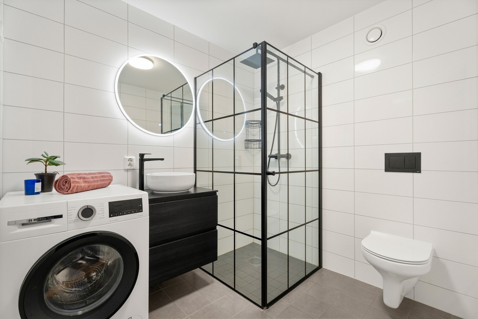 Pent, flislagt bad på 4 kvm Galleribilde