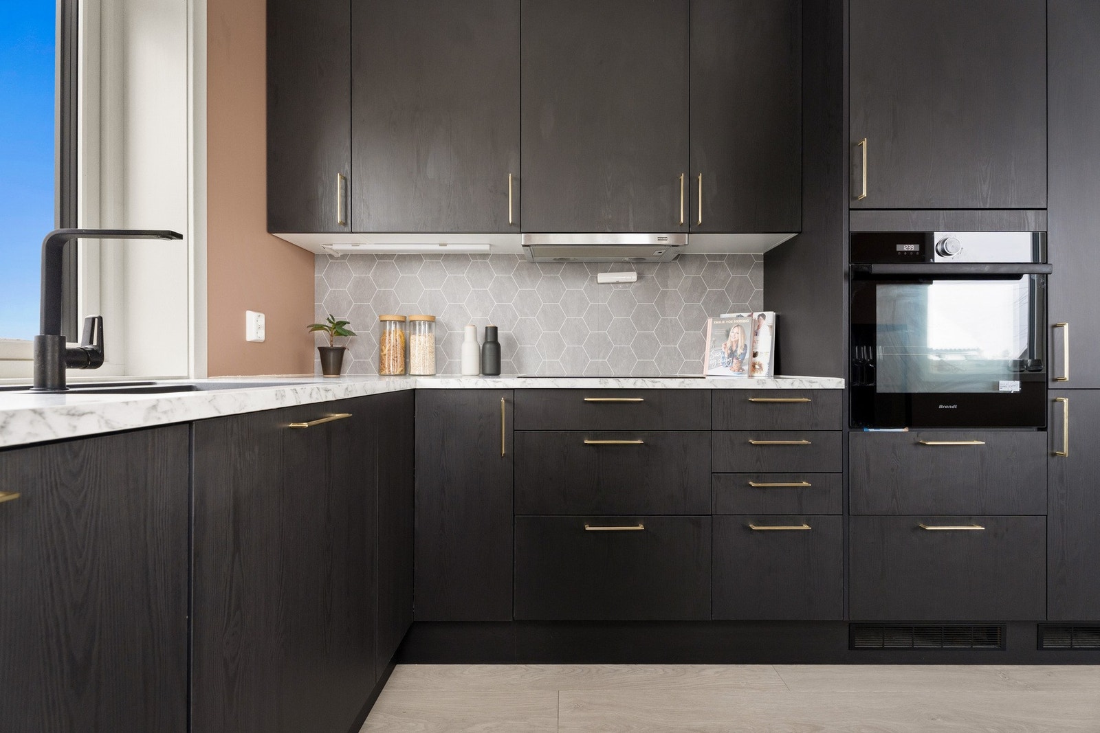 Her har man godt med skap- og benkplass. Galleribilde