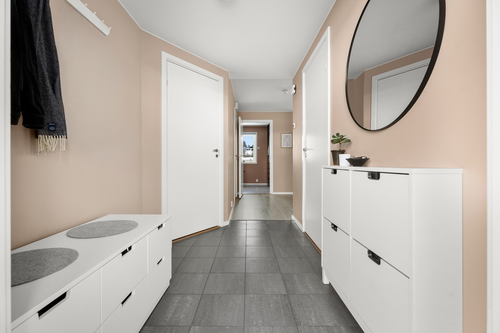 Lys og romslig gang med plass til garderobeløsning Galleribilde