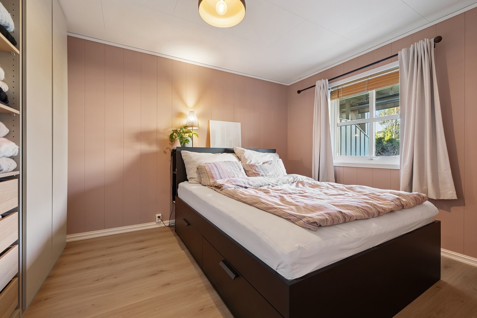 Hovedsoverommet er romslig med god plass til dobbeltseng og tilhørende møblement. Galleribilde