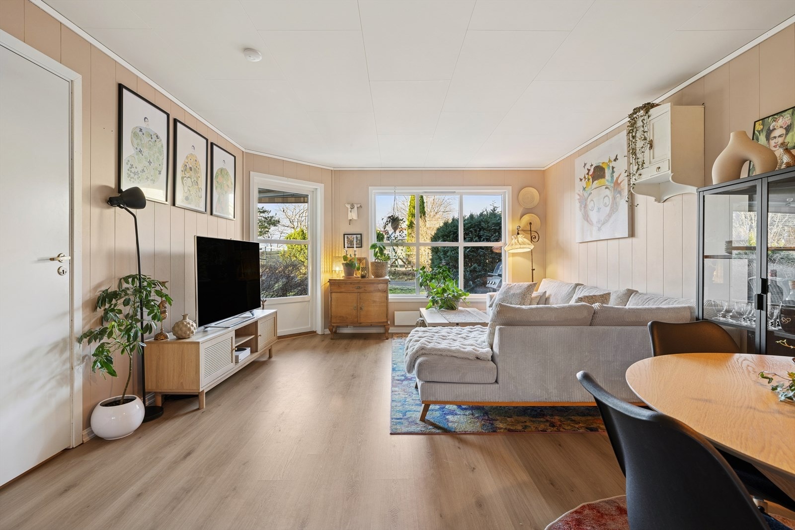 Lys og trivelig stue med store vinduer som gir flott lysinnslipp Galleribilde