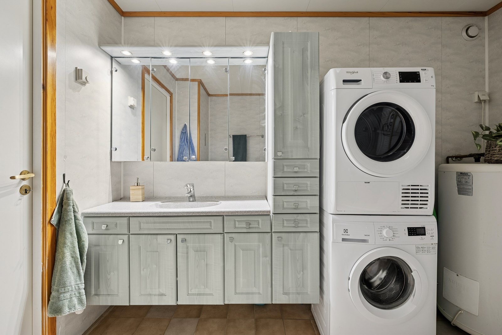 Det romslige badet har også opplegg for vaskemaskin. Galleribilde