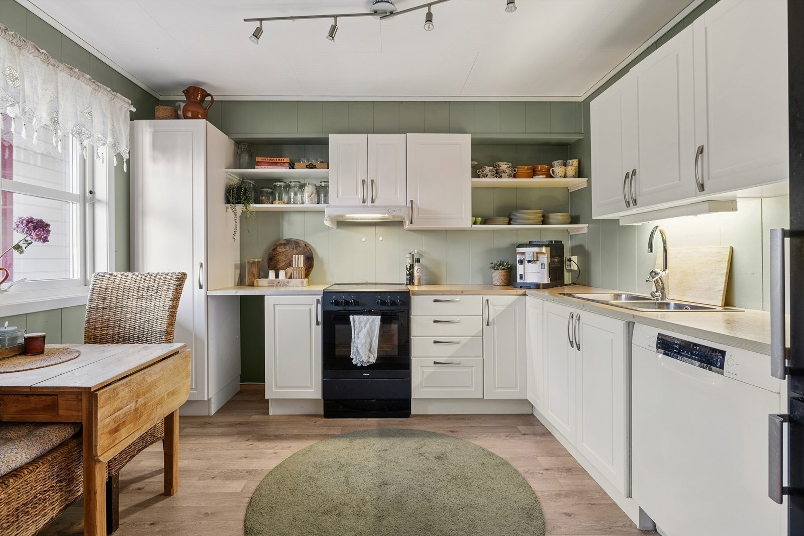 Til venstre for entreen finner vi boligens kjøkken. Et tidløst kjøkken med profilerte fronter og laminat benkeplate. Galleribilde