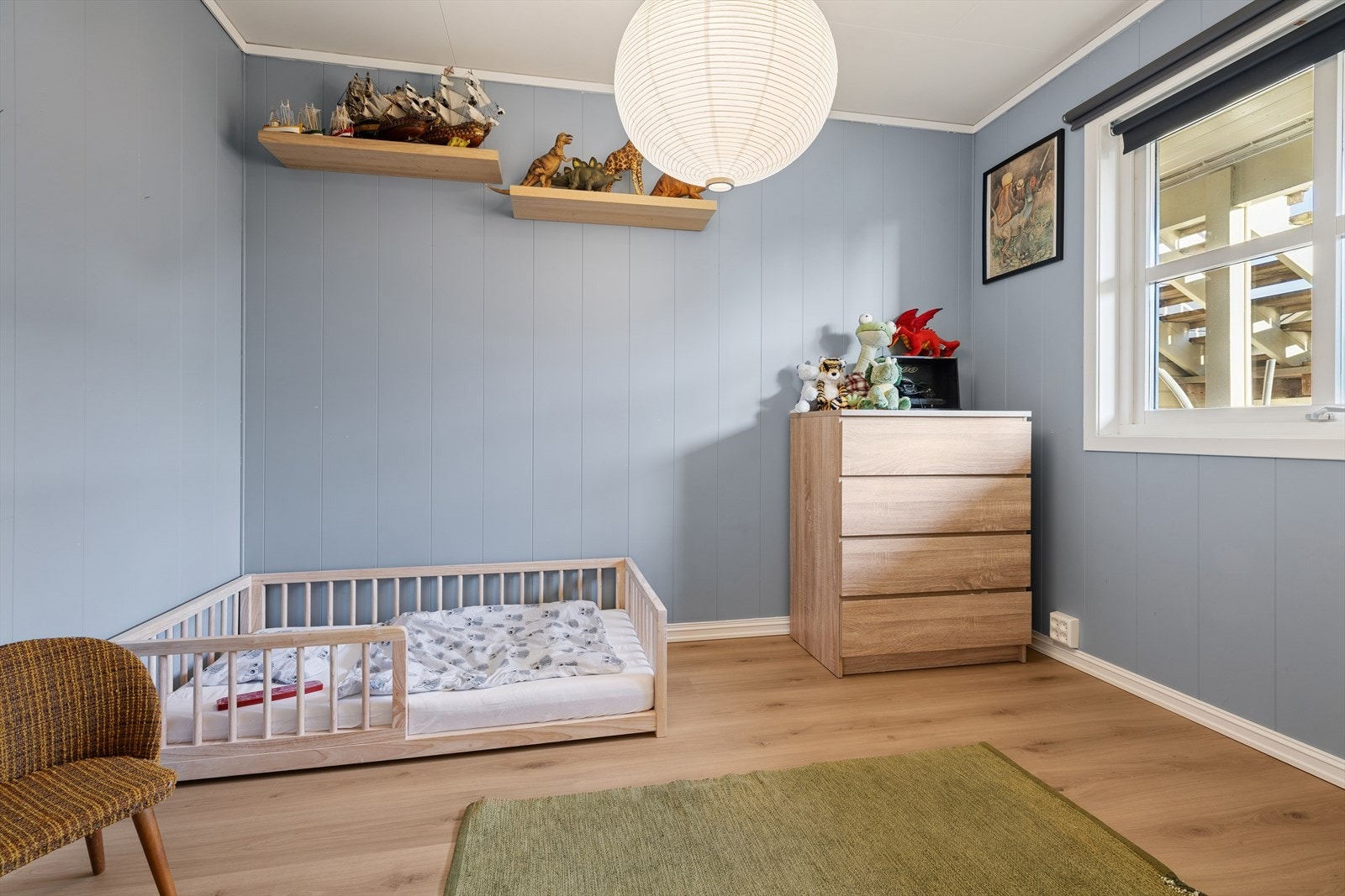 Til høyre for entreen finner vi et av boligens to soverom. Dette rommet egner seg godt som barne eller gjesterom. Galleribilde