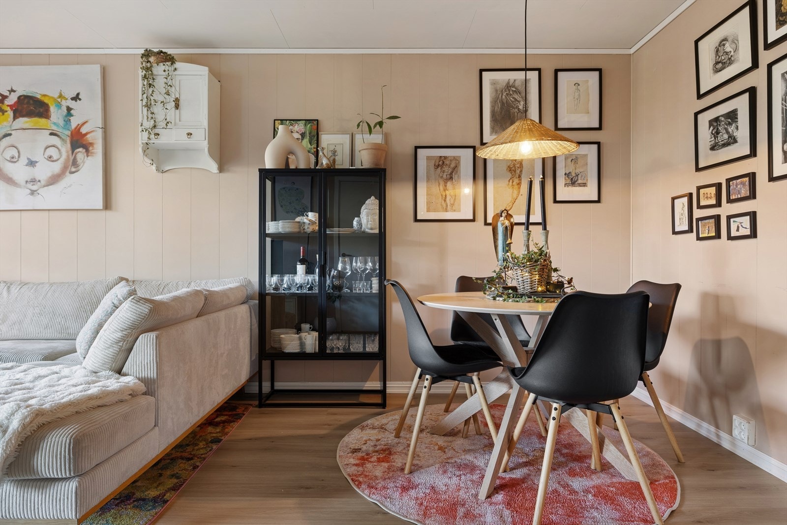 Det er nylig byttet gulv i leiligheten. Galleribilde