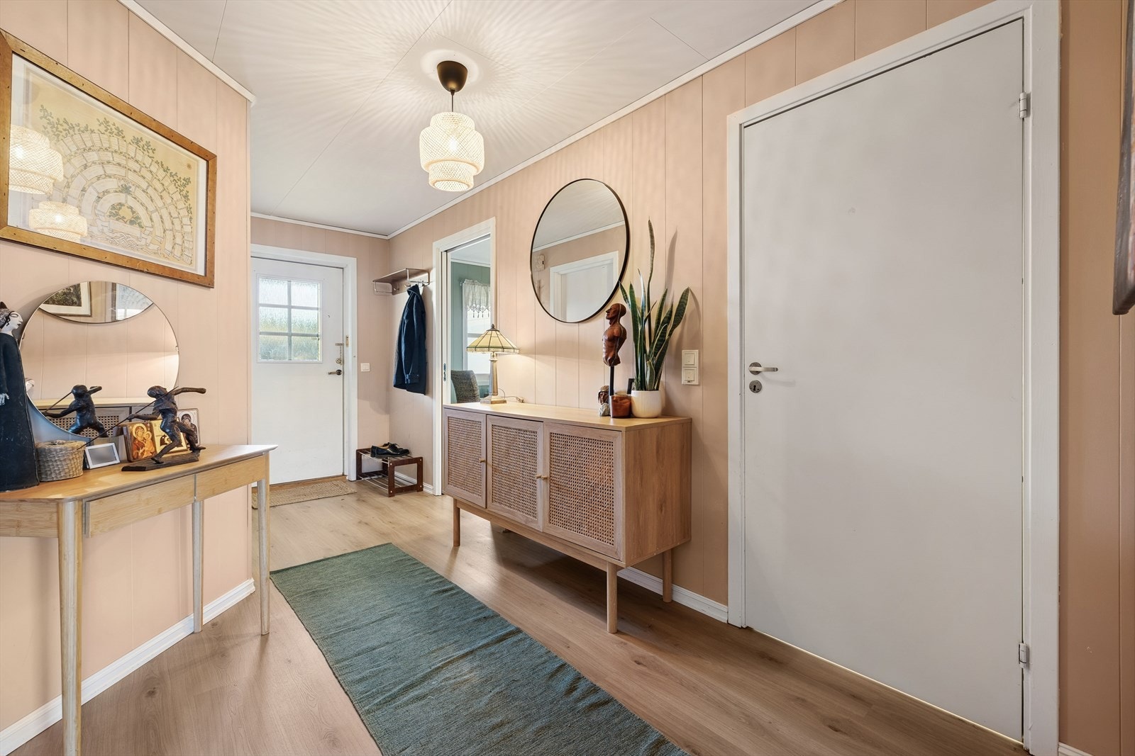 Leiligheten har lune og tidsriktige fargevalg Galleribilde