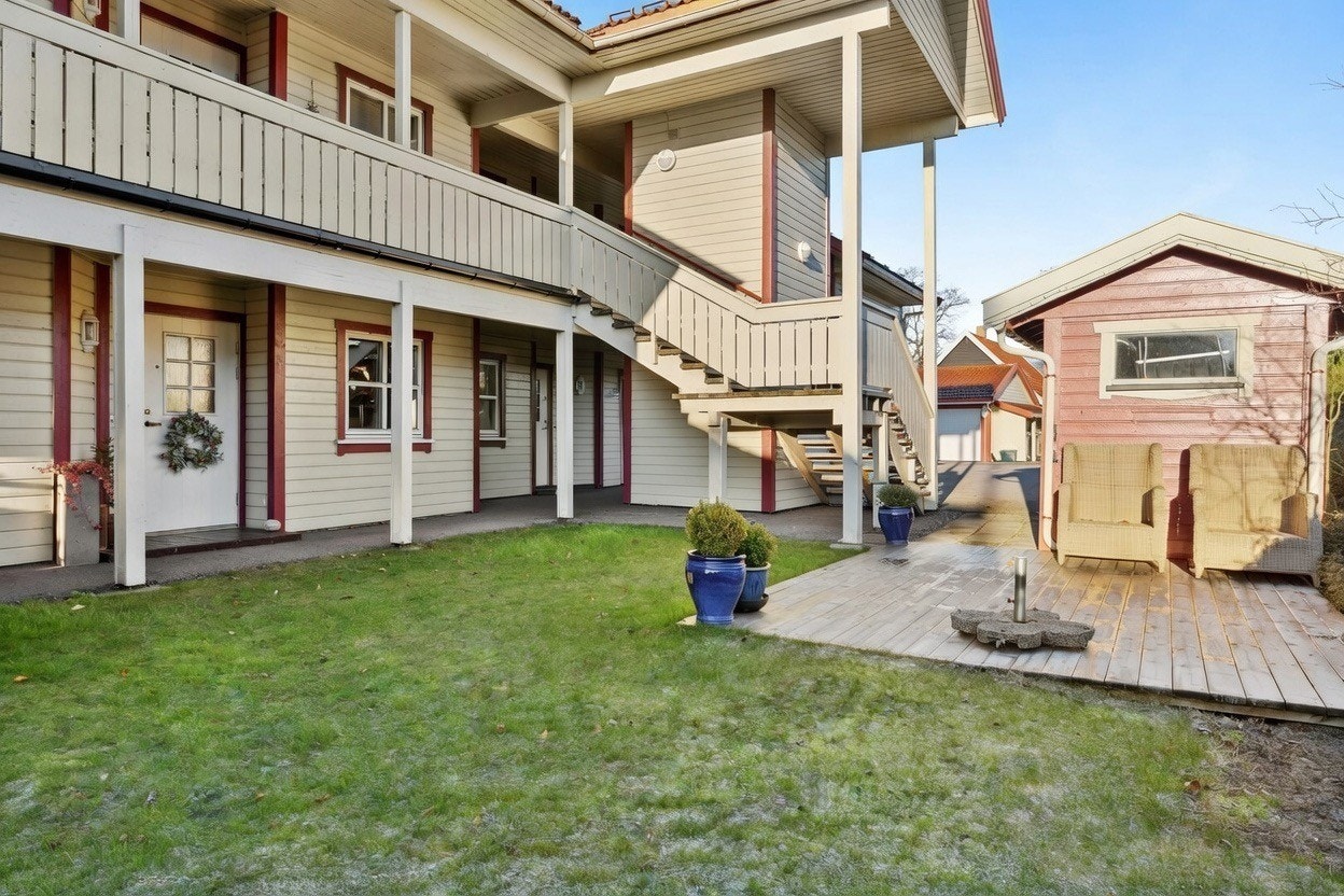 Det er trappefri adkomst og overbygd inngangsparti. Perfekt for alle aldre. Galleribilde