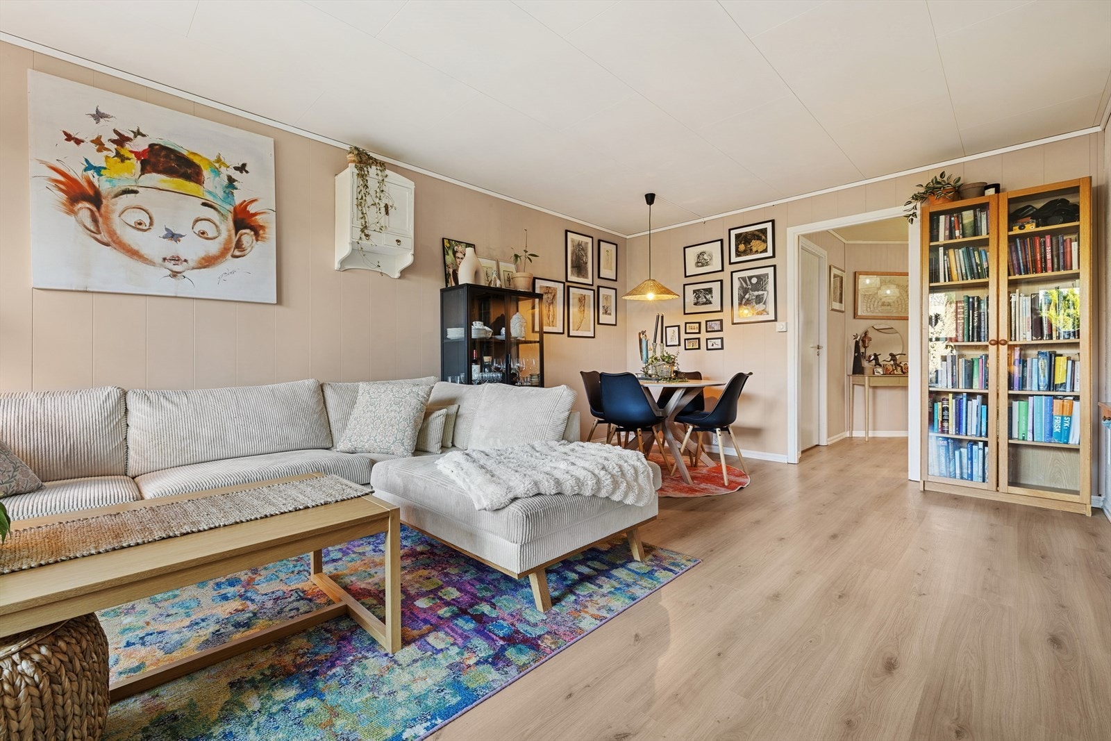 Stuen er åpen og lys. God plass til både sofagruppe og spisebord Galleribilde