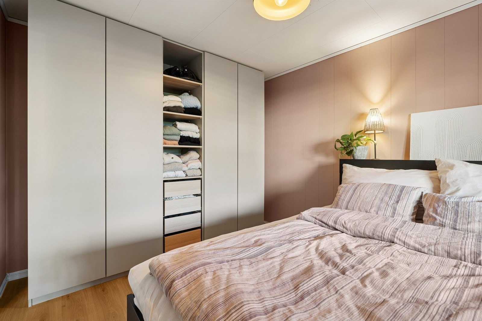 Her er det også godt med skapplass. Galleribilde