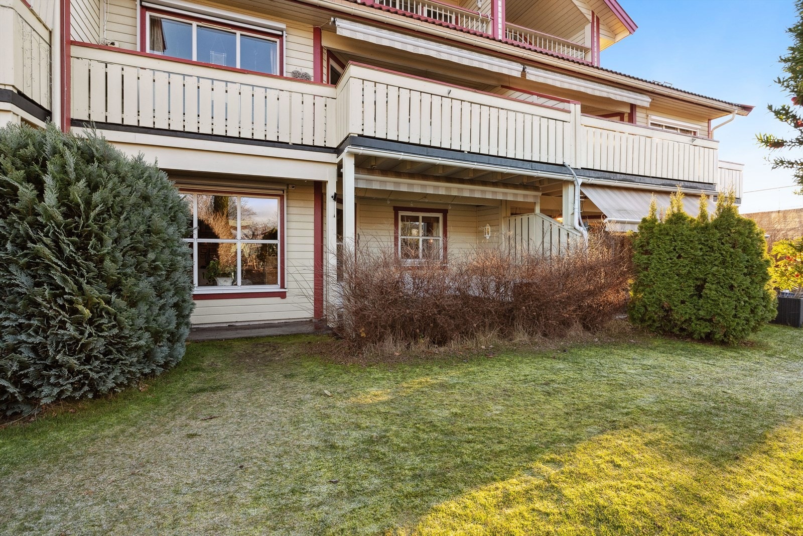 Sameiets tomt er pent opparbeidet med gressplen og beplanting. Galleribilde