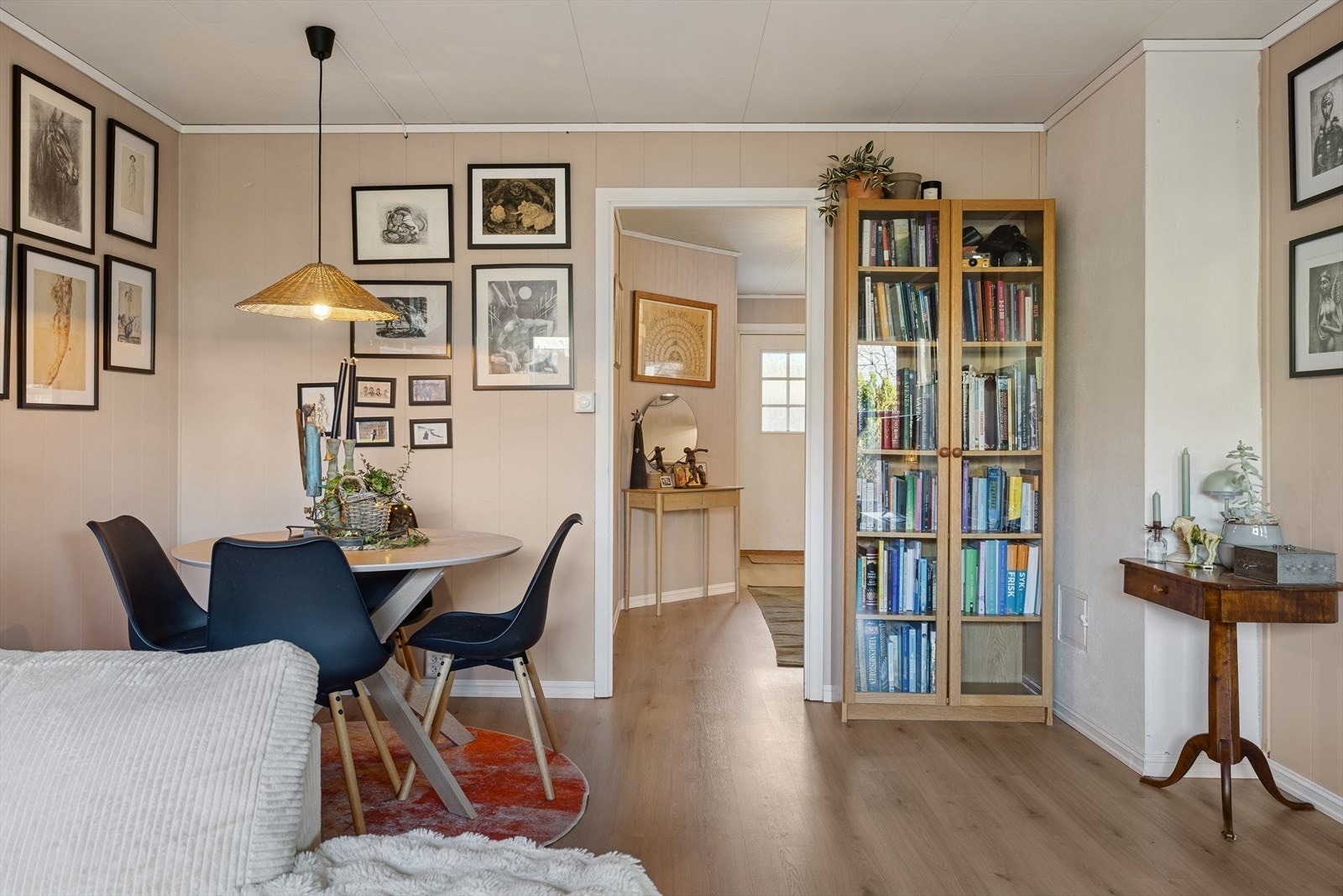 Videre inn til boligens stue, her egner det seg godt med spisebord i hjørnet. Galleribilde